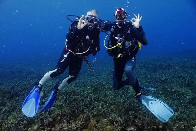 82岁谢贤清晨爬山,穿紧身衣秀健壮身材,步伐轻盈不输年轻人!
