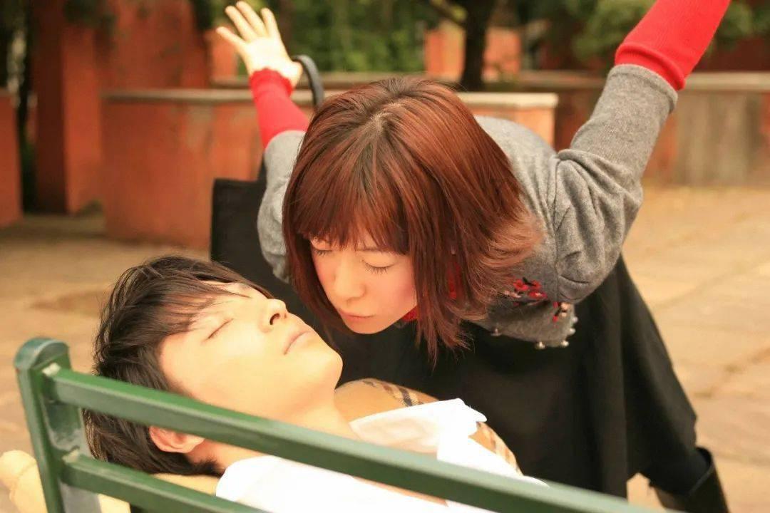 漂亮女孩清洗车