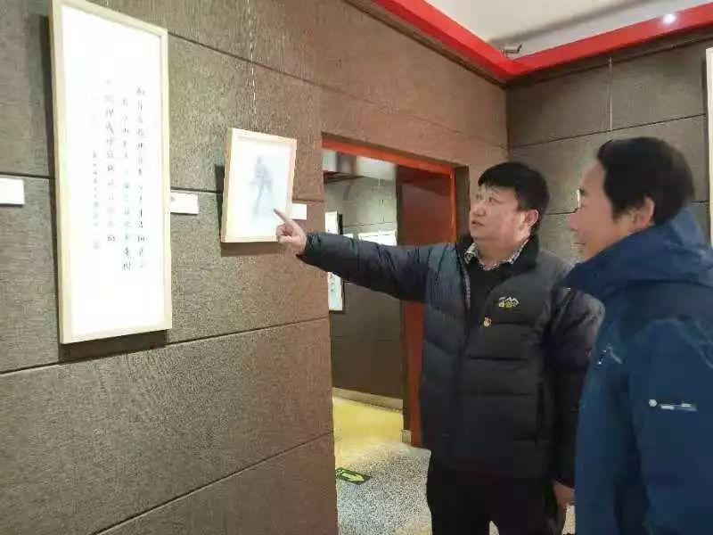 逃离残破的机舱